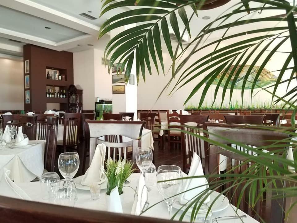 Hotel Edart Durrës Buitenkant foto